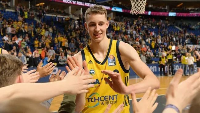 让亚泰在冲 让亚泰在冲